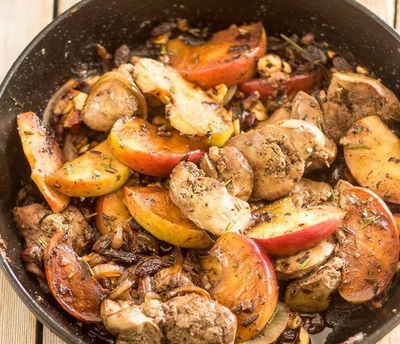 1. Этап. Салат из куриной печенки: Затем в сковороду верните печень. Ещё раз перемешайте. Оставьте блюдо под крышкой на 5 минут на медленном огне.