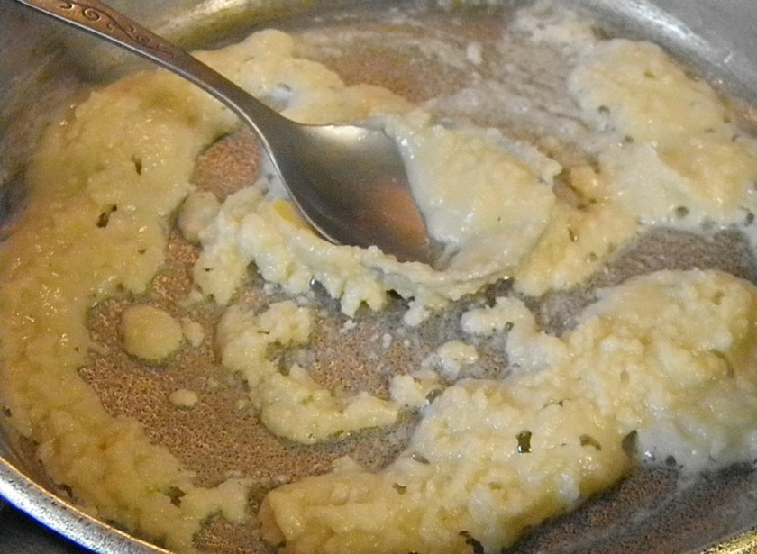 1. Этап. Постные щи из квашеной капусты: Постоянно помешивая жарьте муку до кремового цвета. Потом влейте немного горячего бульона из супа и сделайте заправку однородной. Влейте ее в кипящий суп.