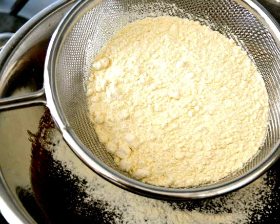 1. Этап. Печенье Коровка: Далее всыпаем сахар, перемешиваем. Просеиваем муку через сито прямо в миску. Добавляем разрыхлитель. Снимаем с бани нашу шоколадную массу, добавляем соль. Когда масса подостынет, добавляем яйца, тщательно перемешиваем или взбиваем массу.