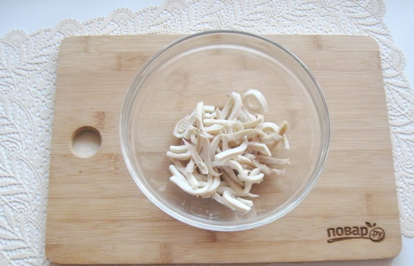 1. Этап. Салат Царская радость: Нарежьте кальмар соломкой. Выложите в миску.