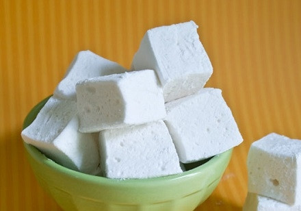 1. Этап. Домашние низкоуглеводные маршмеллоус: Нарезаем ножом или формочками. Нарезанные кусочки обычно посыпают сахарной пудрой с крахмалом. Но у нас диетический вариант, поэтому пусть кусочки подсыхают сами по себе. А теперь можно и полакомиться.