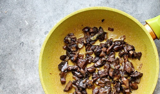 1. Этап. Купаты с грибами в соусе: В сковороду налейте растительное масло, разогрейте на среднем огне. Репчатый лук мелко порежьте и положите с замороженными грибами в сковороду. Обжаривайте все на среднем огне в течение 7-9 минут, грибная жидкость должна испариться, а грибы и лук немного обжариться.