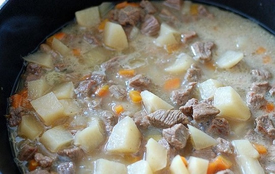 1. Этап. Говядина, тушеная с редькой: 6. Добавьте по вкусу соль, перец и влейте воду (бульон). Оставьте под крышкой на медленном огне, тушиться до мягкости мяса. Время приготовления зависит от говядины и размера кусочков. Перед подачей можно добавить на сковороду немного свежей зелени. Приятного аппетита!