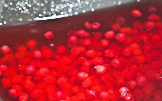 1. Этап. Морс из замороженных ягод: 5. В результате получится классный напиток с насыщенным брусничным вкусом и ароматом.