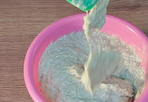 1. Этап. Капустники с индейкой: 11. Перекладываем тесто в миску. По консистенции, тесто очень густое.