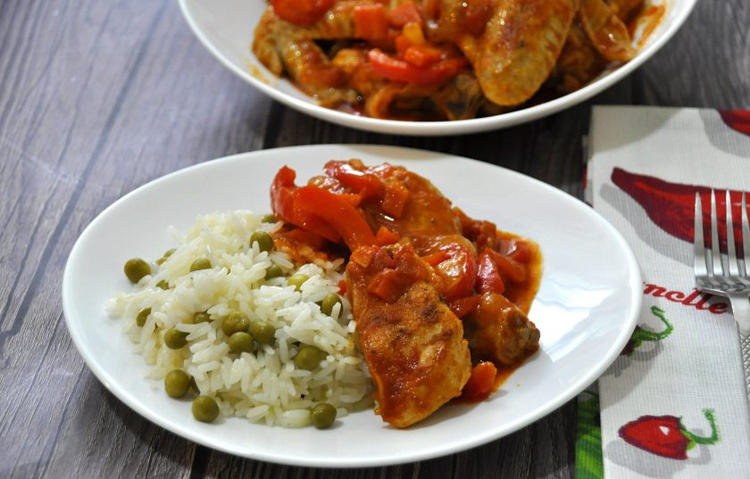 1. Этап. Яхния из курицы: Яхнию можно есть просто так, а можно подать с овощами или с гарниром из риса с добавлением зеленого горошка или кукурузы. Очень вкусное блюдо, от души рекомендую приготовить!