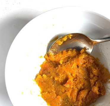 1. Этап. Тыквенные вафли с сыром фета: Запечённую тыкву размять и оставить на пару минут остудить.