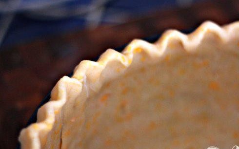 1. Этап. Пряный яблочный пирог с орехами: 6. Разогреть духовку до 190 градусов. Раскатать тесто на посыпанный мукой поверхности в круг диаметром 40 см. Выложить в форму для пирога, формируя бортики.