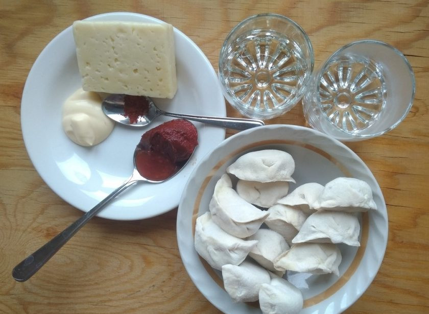 1. Этап. Пельмени в духовке под томатным соусом: 1. Купите ингредиенты.