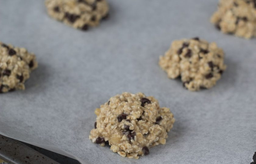 1. Этап. Здоровое печенье из банана: 4. Из готовой массы сделайте печенки. Выложите их на противень с пергаментной бумагой.