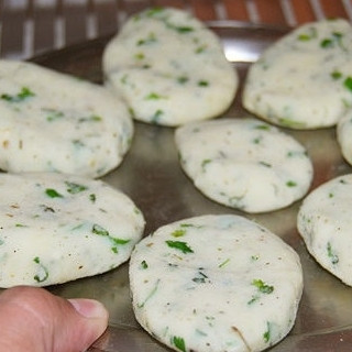 1. Этап. Картофельные котлеты: 4. Выложите котлеты на блюдо, застеленное пергаментной бумагой и отправьте в холодильник на 20 минут для охлаждения.