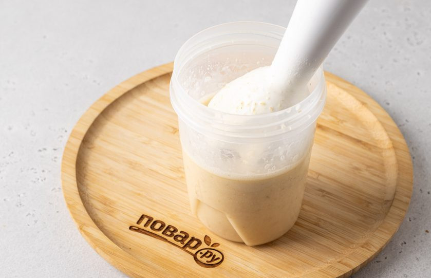 1. Этап. Молочный коктейль с бананом, мёдом и овсяными хлопьями: Измельчите погружным блендером до однородности.