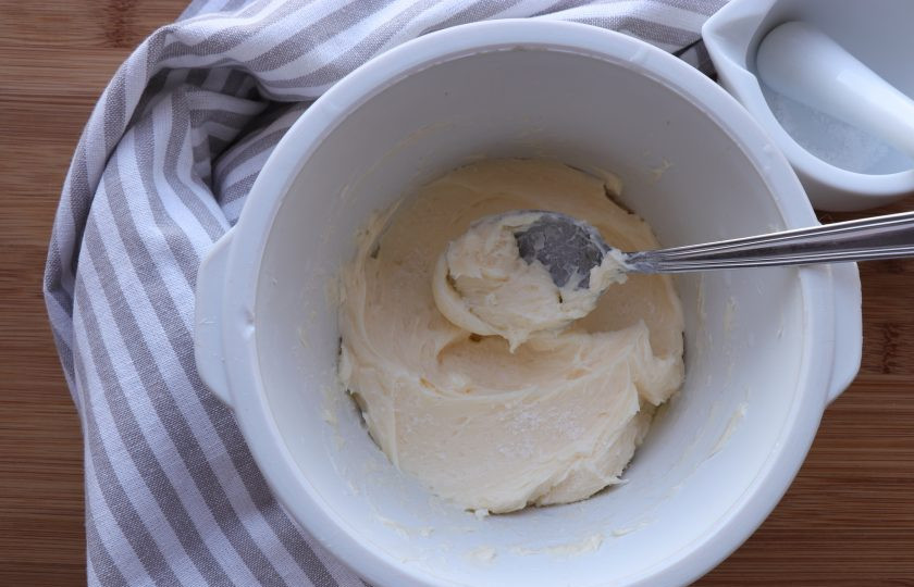 1. Этап. Домашнее масло из сметаны: Посолите масло по вкусу и перемешайте. Соль поможет сохранить масло дольше.