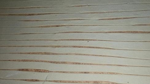 1. Этап. Соломка соленая: 4. Достаньте тесто, посыпьте стол мукой, чтобы оно не прилипало в процессе работы, и раскатайте тоненькие жгутики примерно 4 мм в диаметре. Если такой вариант у вас вызывает трудности, раскатайте блин толщиной до 4 мм, нарежьте полоски такой же ширины и сформируйте жгутики.