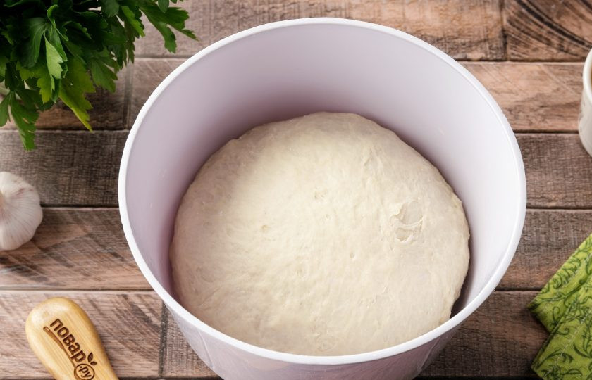 1. Этап. Эчпочмак без дрожжей: Тесто должно быть мягкое и эластичное, не липнущее к рукам. Соберите его в шар, накройте полотенцем и дайте полежать 20-30 минут.