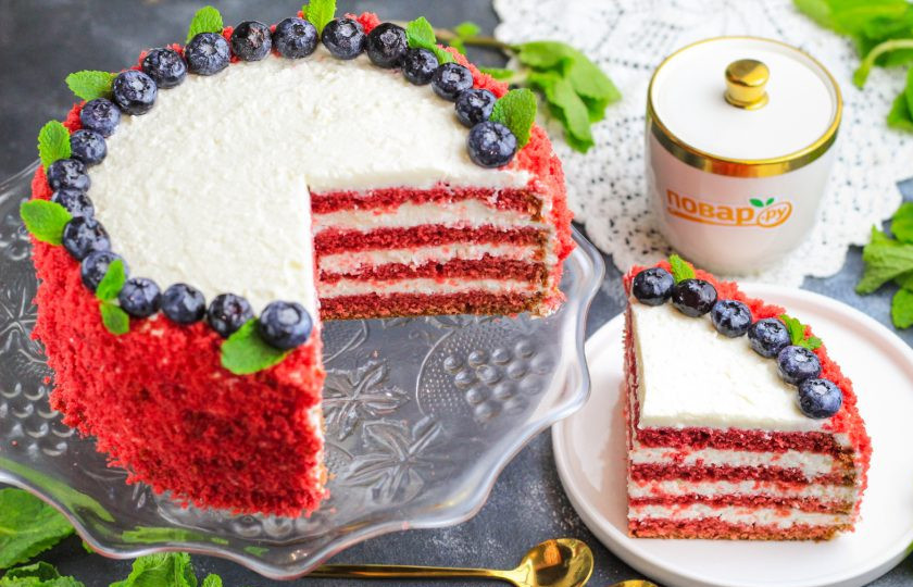 1. Этап. Торт Красный бархат с творожным кремом: Заварите ароматный чай, разрежьте торт и подайте к столу.