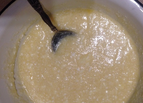 1. Этап. Творожные кексы в силиконовых формочках: Перемешиваем до однородности. Удобнее растирать творог вилкой.