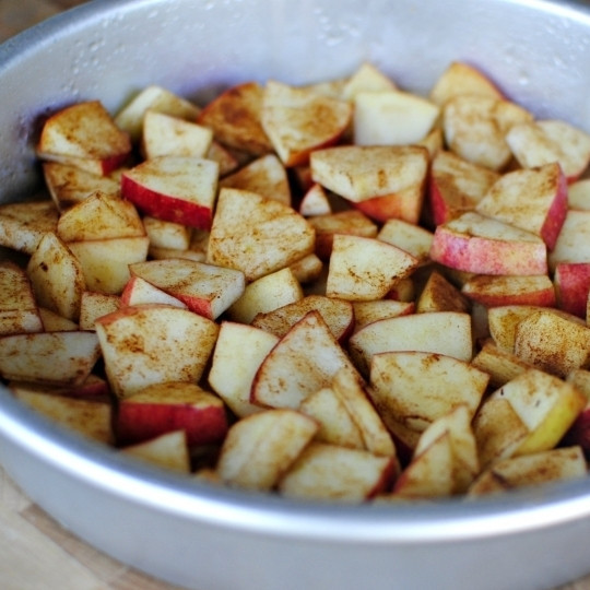 1. Этап. Яблочный торт: Разравниваем слой яблок, чтобы яблоки распределились по форме равномерно.