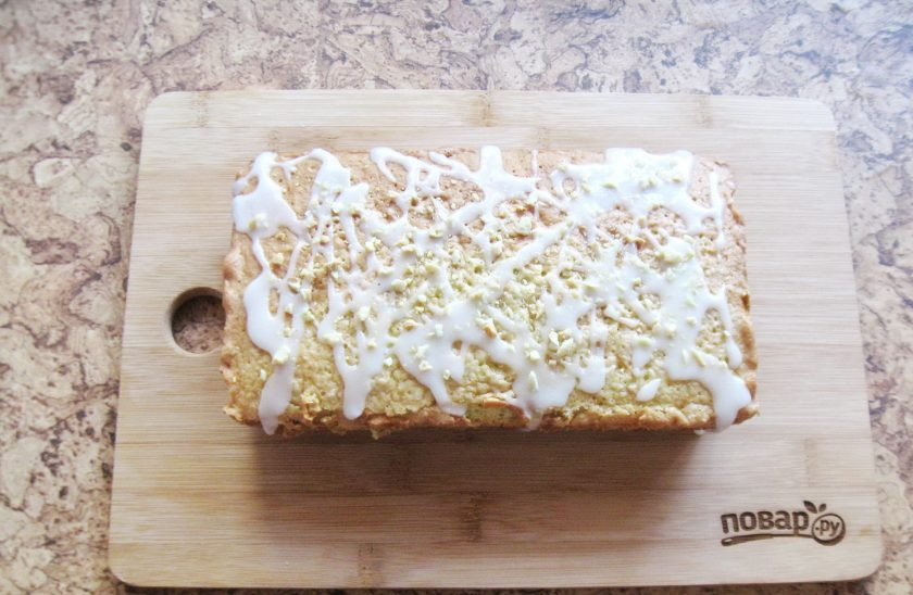 1. Этап. Фисташковый кекс: Украсьте кекс по вкусу. У меня это глазурь из сахарной пудры. Но можно кекс полить шоколадом или просто посыпать сахарной пудрой.