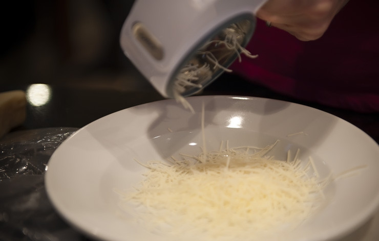 1. Этап. Карбонара со сливками: Натираем пармезан.