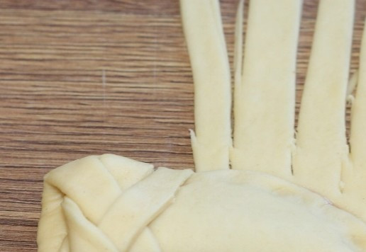 1. Этап. Плетеные булочки на молоке с начинкой: 16. Смотрите видео.