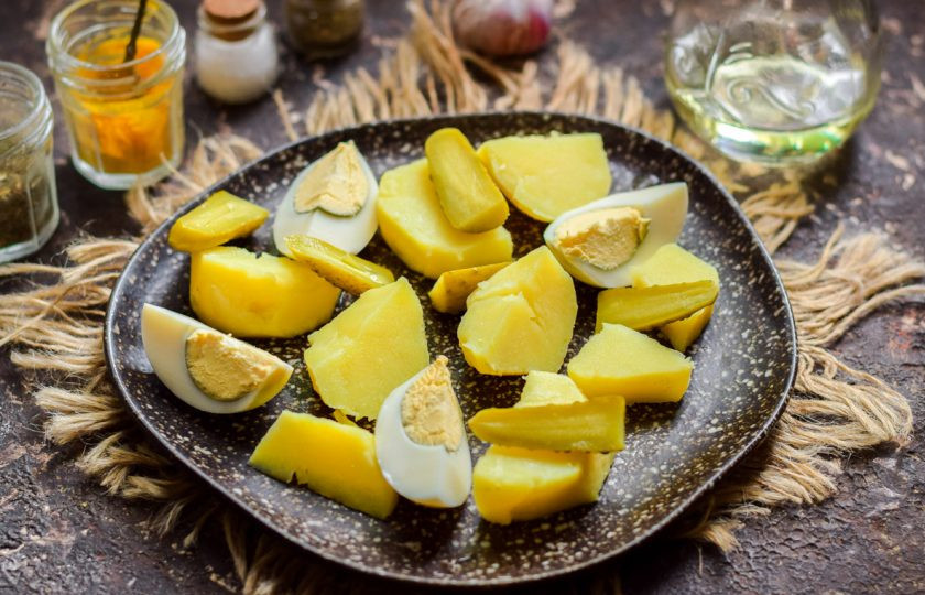 1. Этап. Салат из копченой рыбы с луком: Корнишоны нарежьте крупно и добавьте в салат.