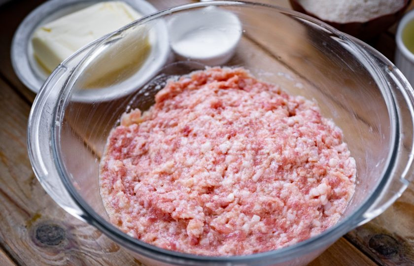 1. Этап. Котлеты Праздничные: Руками вымешайте фарш не менее пяти минут. Затяните миску с фаршем пищевой пленкой и отправьте на полку холодильника на 30 минут.