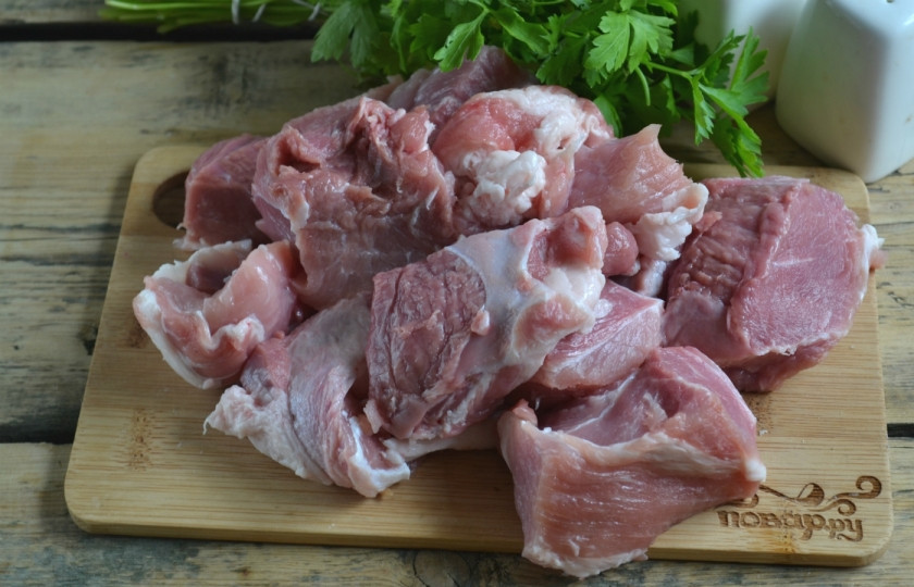 1. Этап. Маринад для шашлыка из свинины с кефиром: Порежьте мясо кусочками примерно 4 на 4 см.