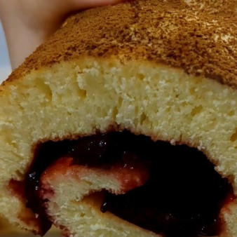 Сладкий рулет с джемом