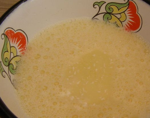 1. Этап. Гренки сладкие: Взбейте яйца с молоком.