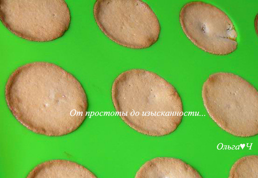 1. Этап. Миндальные птифуры с конфитюром: Выпекайте при 180*С около 20 минут, при этом конфитюр окажется в центре пирожного.