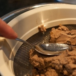 1. Этап. Паштет из куриной печенки: 6. Зажарку добавьте в блендер к печени и взбейте. Обычно на стенках блендера остается несколько предательских целых кусочков лука. Поэтому ложкой соскребите все со стенок и взбейте еще раз. Затем полученную массу протрите через ситечко.