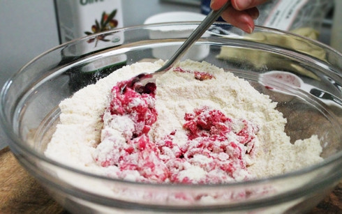 1. Этап. Красные макароны: 4. Тщательно перемешайте все до однородности.