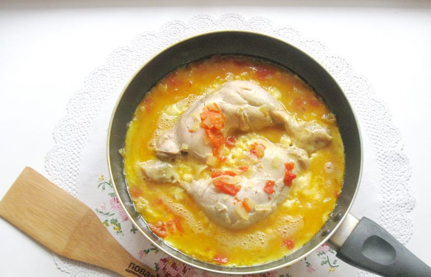 1. Этап. Чыхыртма с курицей: Яйцами залейте курицу с луком и помидором.