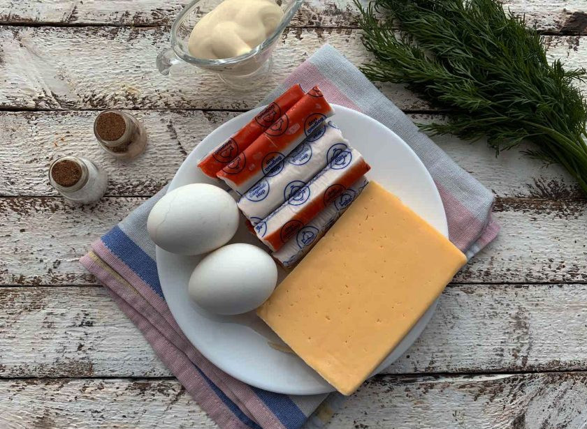 1. Этап. Салат Избушка из крабовых палочек: Подготовьте все необходимые ингредиенты. Яйца сварите в подсоленной воде до готовности.