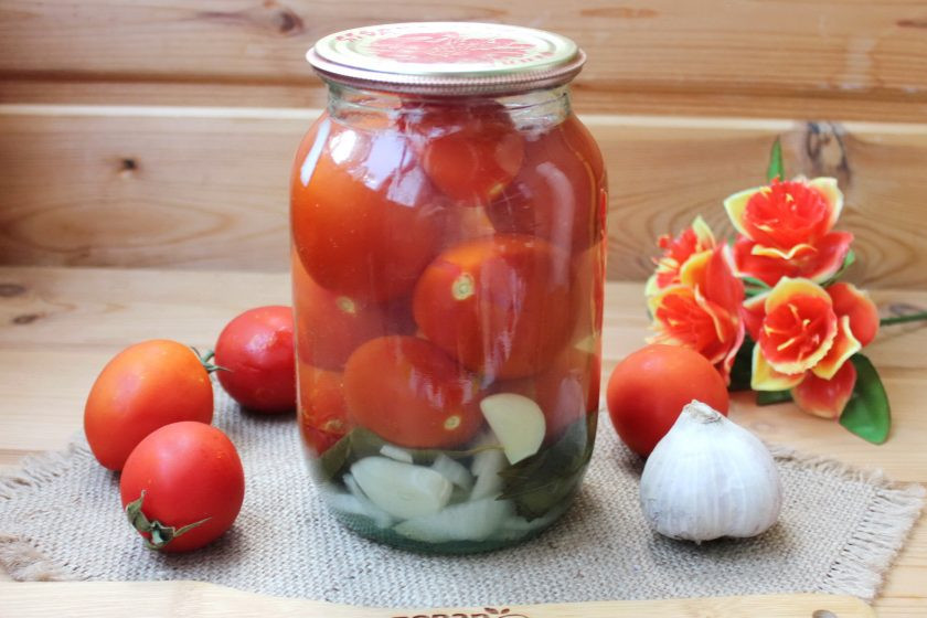 1. Этап. Помидоры на зиму с уксусом: Третий раз залейте кипящую воду в банки и закатайте их крышками. Переверните верх дном, закутайте одеялом и держите так до полного охлаждения банок. Отличная закуска из помидоров на зиму готова.