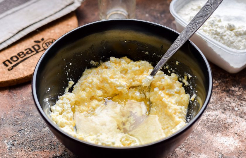 1. Этап. Творожное печенье с апельсином: Добавьте растительное масло. Перемешайте еще раз.