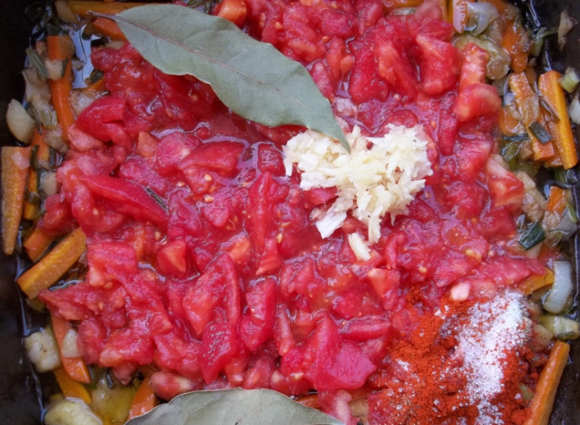 1. Этап. Баклажаны с морковкой и чесноком: 2. Затем добавим измельченные томаты (вместе с соком), давленый чеснок и специи. На маленьком огне доводим до кипения — и снимаем с огня. Далее смешаем овощи с размороженным сырым фаршем.