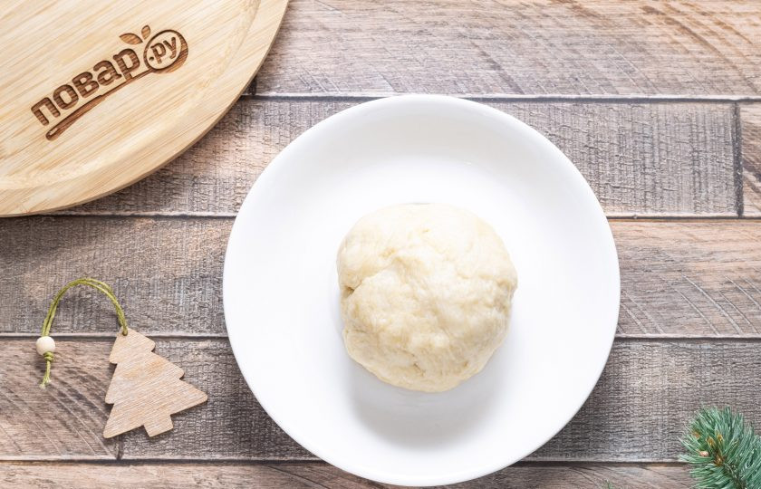 1. Этап. Хлебные палочки «Змейки»: Тесто должно получиться пластичным и не липнуть к рукам. Заверните его в пленку и уберите в холодильник на 30-40 минут.