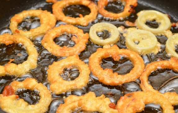 1. Этап. Лук в кляре: В сковороду наливаем масло (около 1 сантиметра), ставим на огонь. Когда масло хорошо прогреется, выкладываем в него луковые колечки. Обжариваем со всех сторон до образования румяной золотистой корочки.