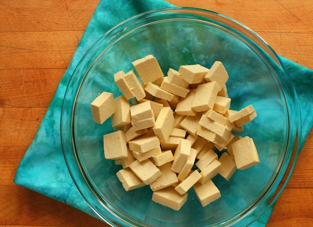 1. Этап. Запеченный в остром соусе тофу: 1. Духовку разогрейте до 220 градусов. Тофу нарежьте кубиками и выложите в глубокую мисочку.