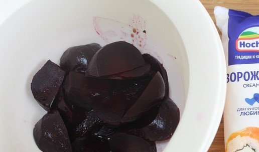 1. Этап. Закусочное свекольно-творожное суфле: Желатин приготовить по инструкции в 2 ст л воды. Очистить свеклу, нарезать, сложить в чашу. Влить наршараб. Мелко нарезать чернослив.