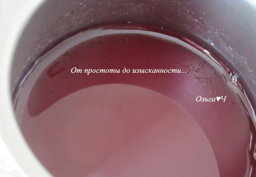 1. Этап. Шоколадный торт с ягодным желе: Для желе в турку налейте 100 мл ягодного сока, всыпьте сахар и агар-агар.