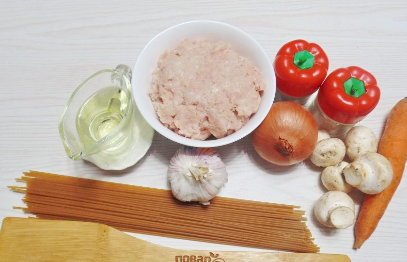 1. Этап. Гречневая лапша с фаршем: Подготовьте все ингредиенты для приготовления гречневой лапши с фаршем.