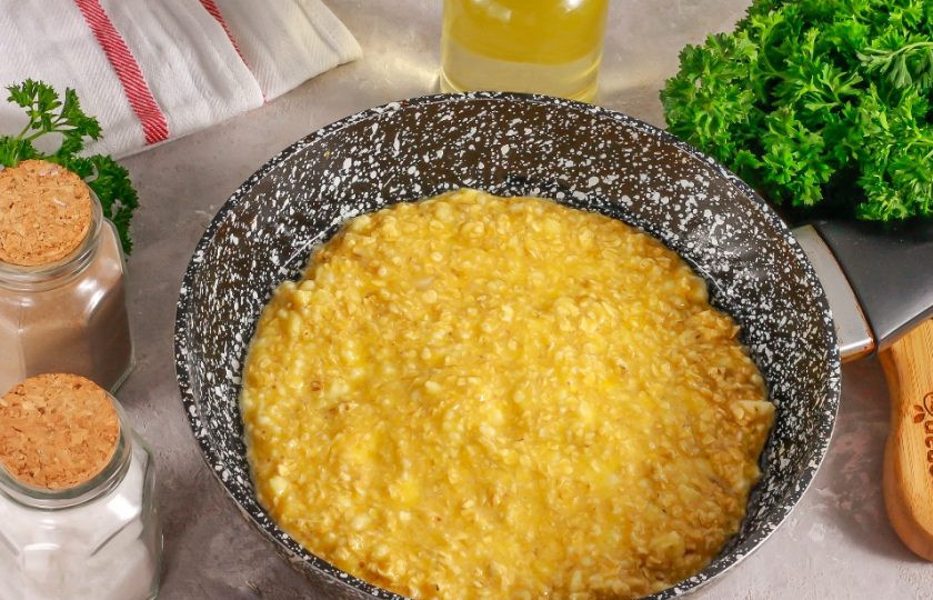 1. Этап. Овсяноблин с творогом: Прогрейте на плите сковороду с растительным маслом и выложите в нее всю массу, разравнивая по дну. Обжарьте примерно 2 минуты до румяности. Не торопитесь переворачивать, чтобы овсяноблин не развалился на части! Ему нужно дать как следует прожариться.