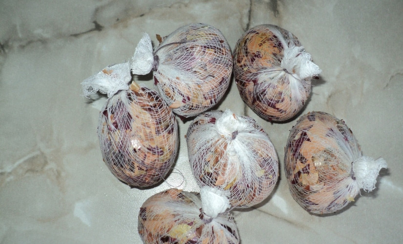 1. Этап. Мраморные яйца на Пасху: 2. Заворачиваем края марли так, чтобы яйца получились как бы в мешочке, облепленные луковой шелухой.
