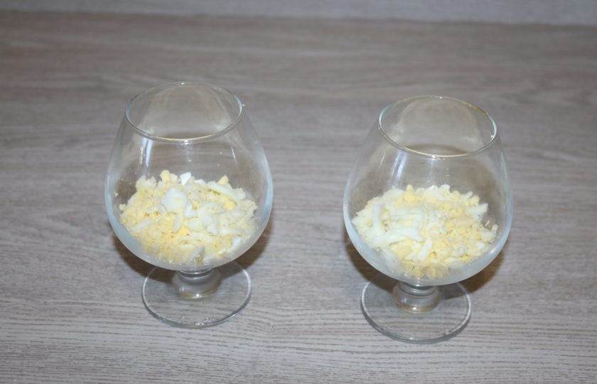 1. Этап. Салат с корейской морковкой, курицей и яйцом: Этот салат очень красив порционно. Выкладывайте слоями каждый слой, немного промазывайте майонезом. Первый слой - яйца.