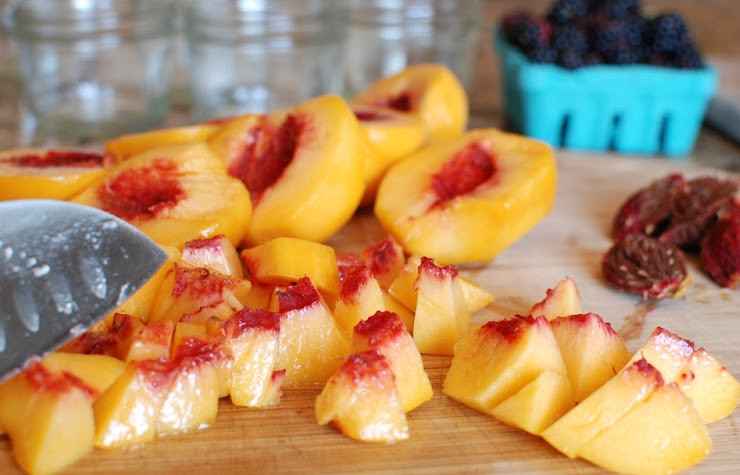 1. Этап. Десерт из персиков и ежевики: Персики моем, удаляем косточку, нарезаем на кубики стороной примерно 1 см.