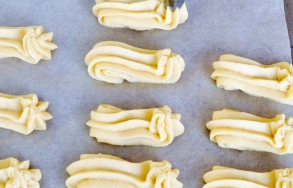 1. Этап. Печенье из сухого молока: С помощью кондитерской насадки выложите тесто для печенья на противень застеленный пекарской бумагой. Выпеките в духовке в течение 15 минут при 170 градусах. Перед подачей на стол печенье остудите.