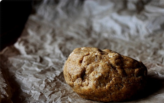 1. Этап. Сырные крекеры с чили: 3. Готовое тесто разделите на несколько частей, каждую скатайте в шарик. Оберните пленкой или бумагой и уберите в холодильник на полчасика.